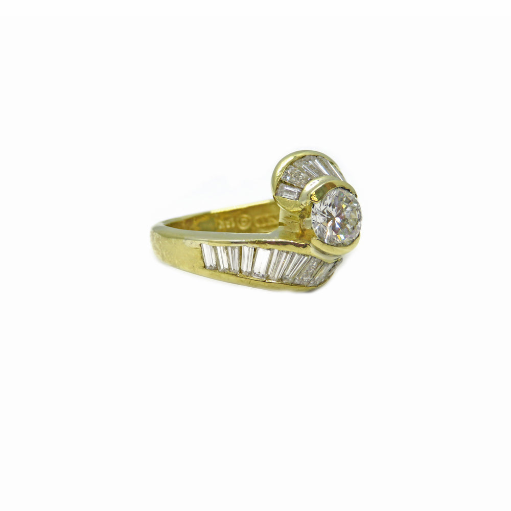 18kt Yellow Gold Round Brilliant Cut Diamond with Side Baguettes Fashion Ring