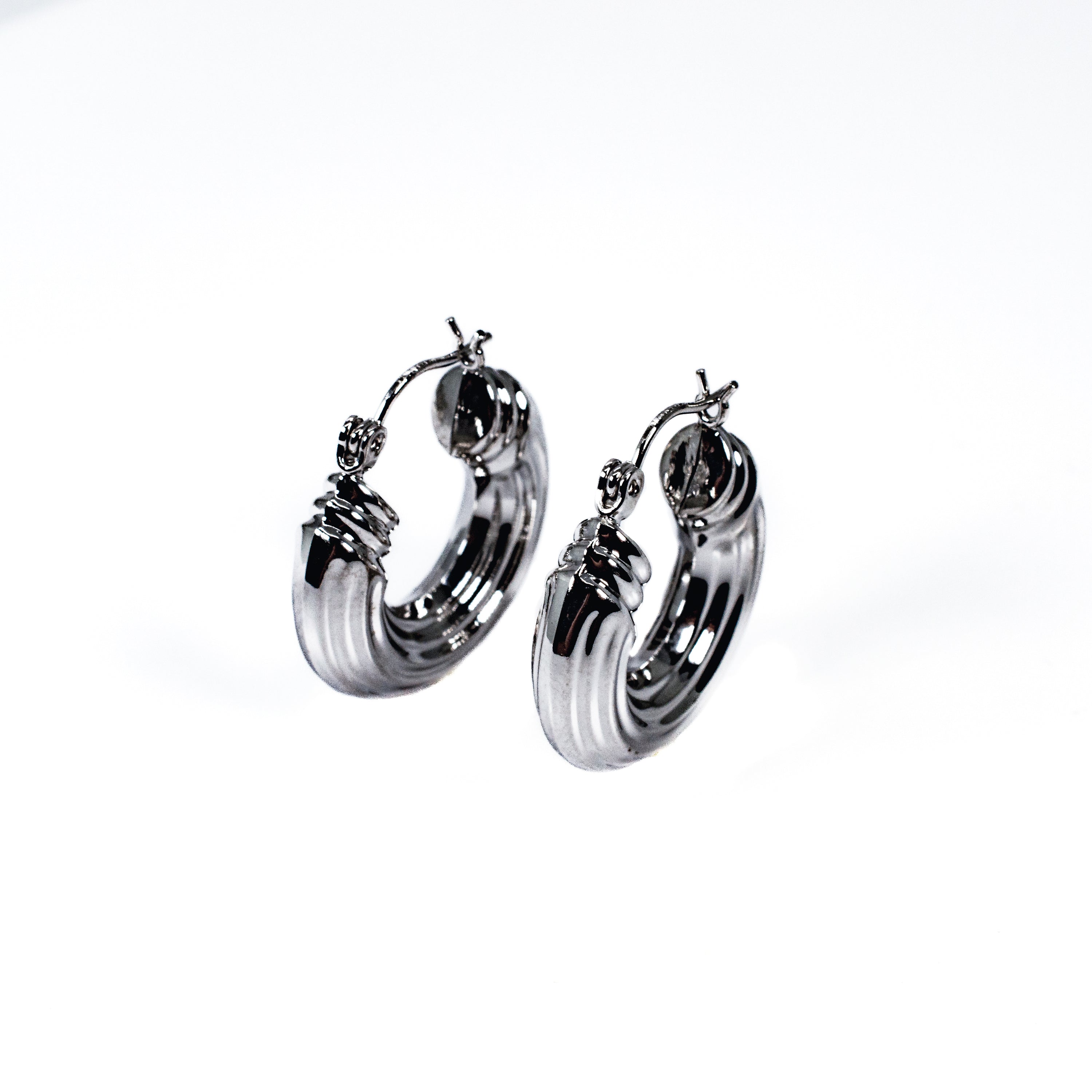 14kt White Gold Ribbed Hoop Fashion Earrings