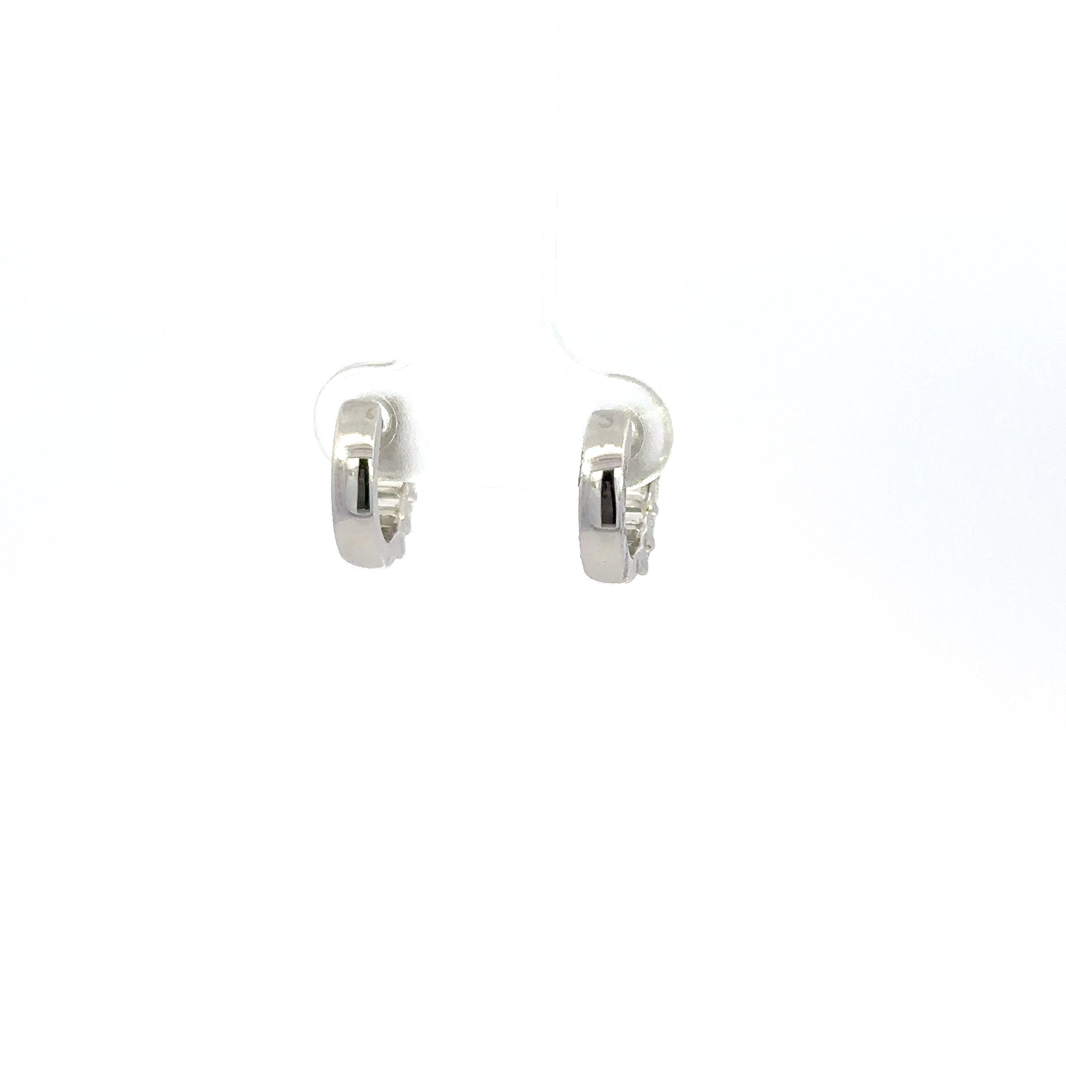 18k wg  prong set diamond hugg
