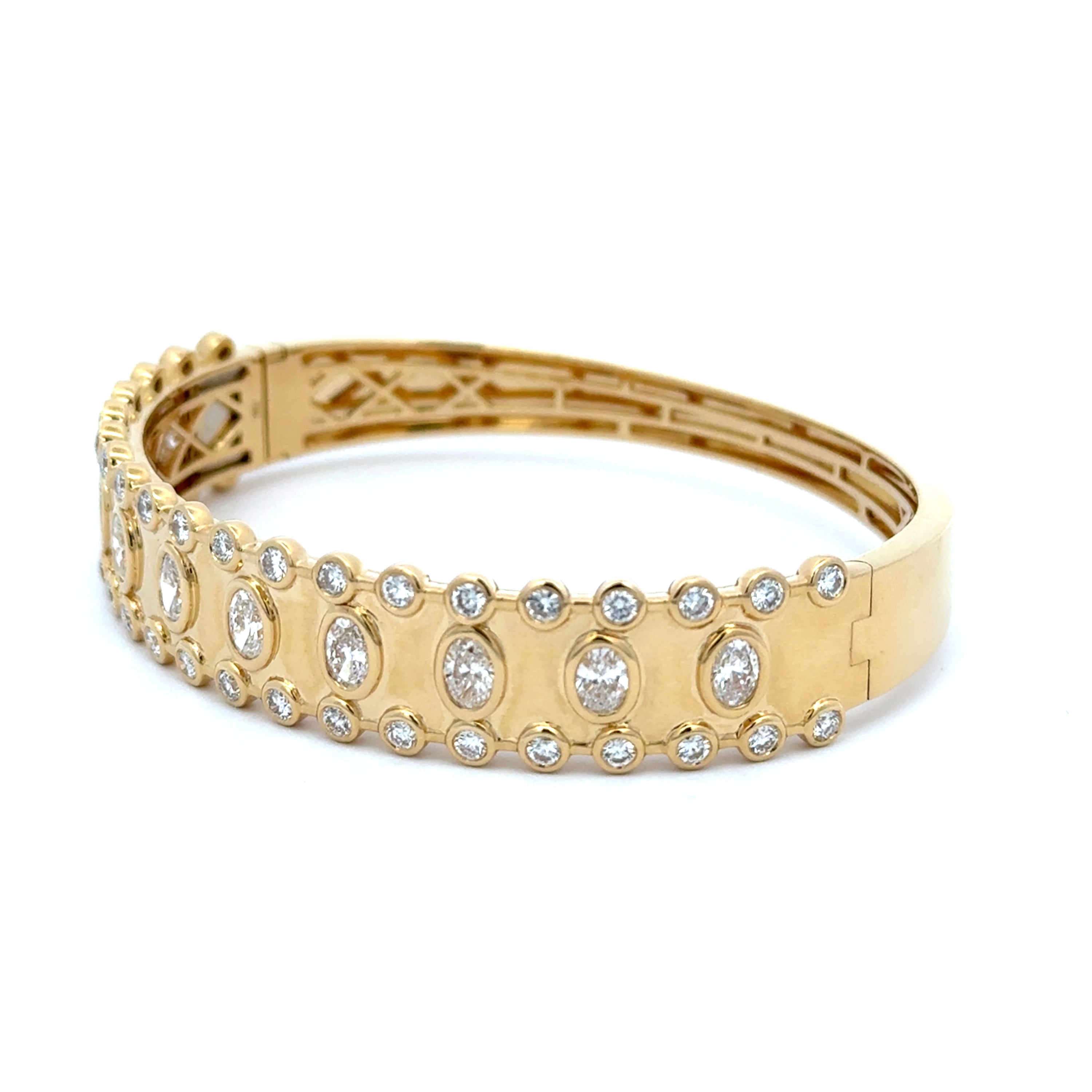 18K Yellow Gold Diamond Bangle Bracelet 4.20 Carat Oval & Round VS Diamonds