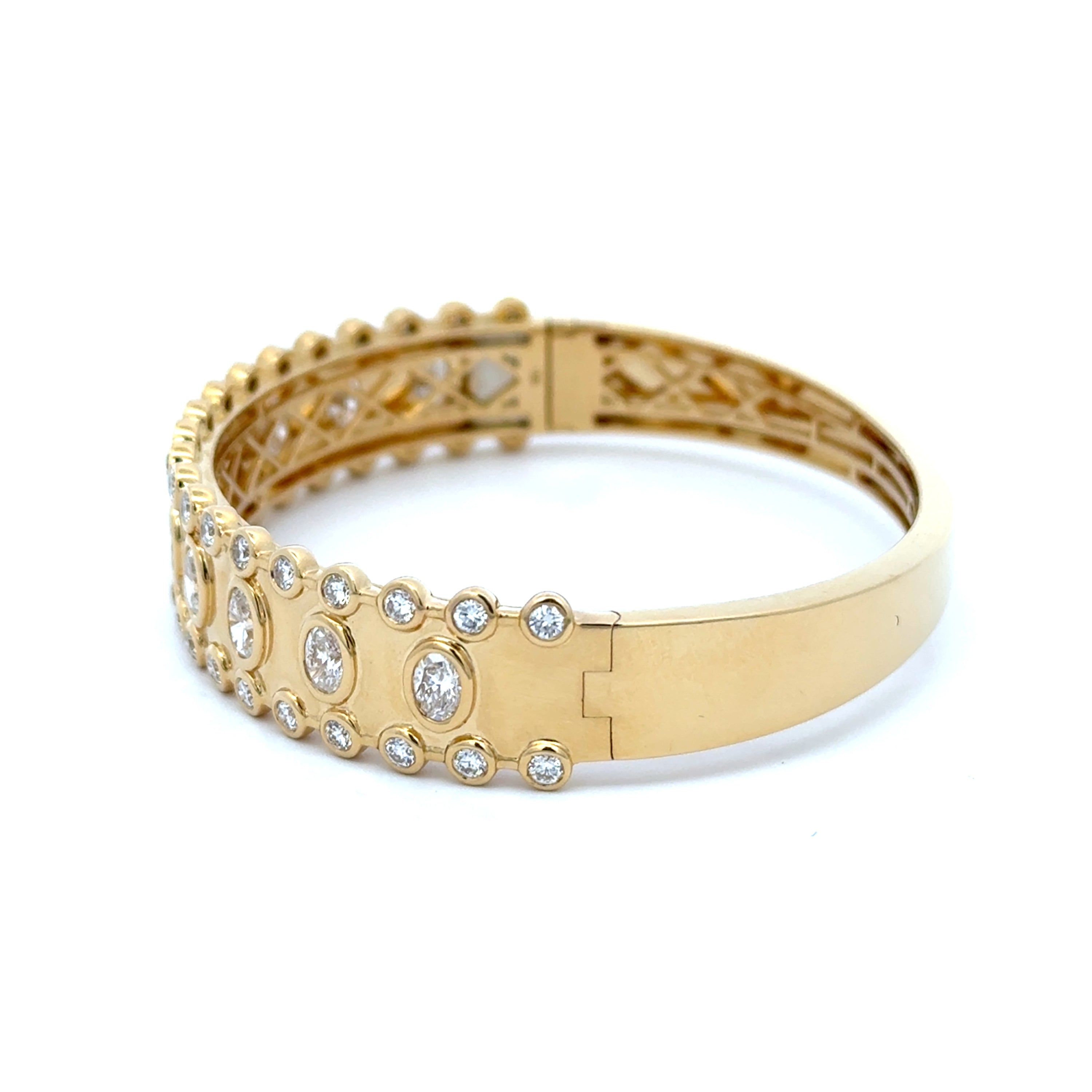 18K Yellow Gold Diamond Bangle Bracelet 4.20 Carat Oval & Round VS Diamonds