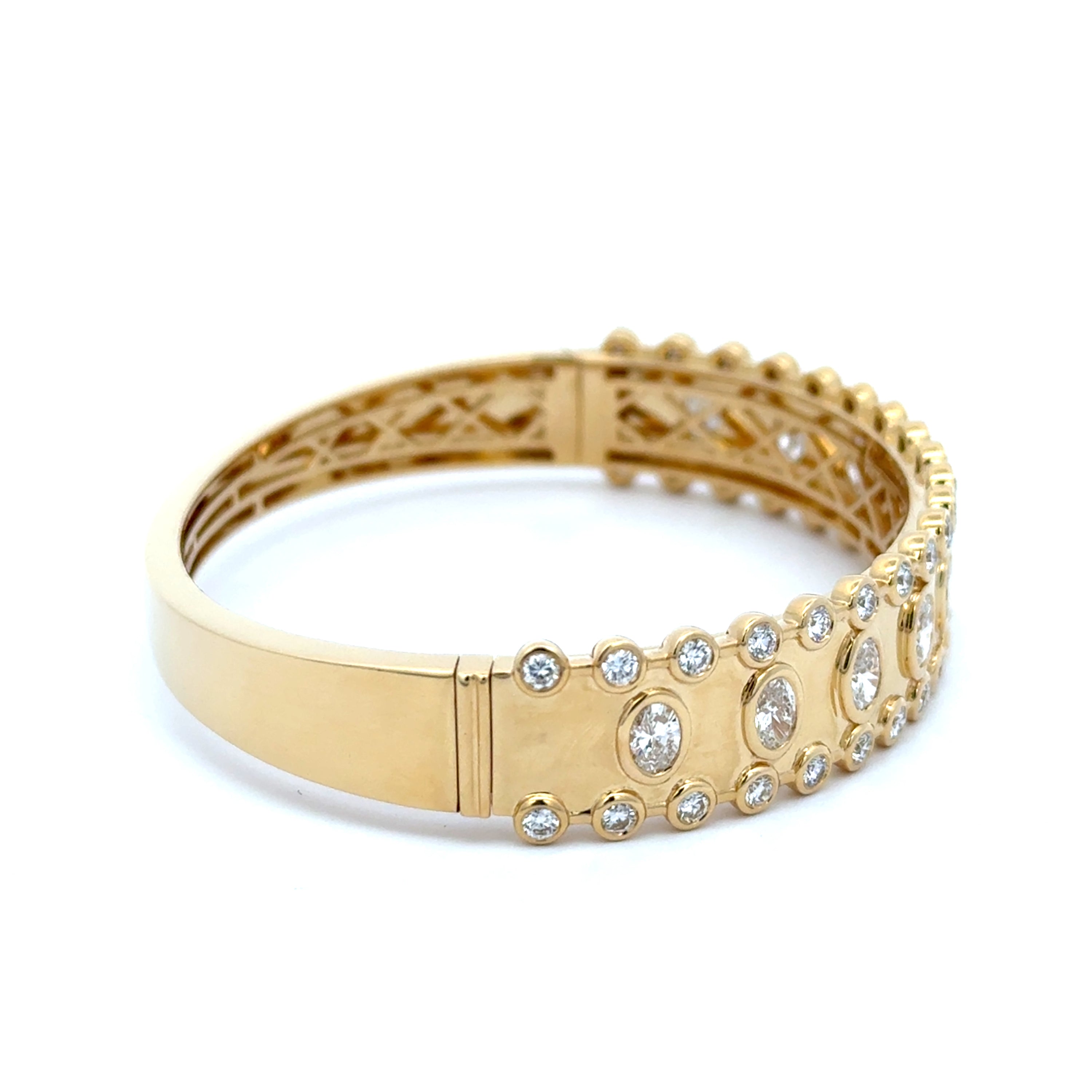 18K Yellow Gold Diamond Bangle Bracelet 4.20 Carat Oval & Round VS Diamonds