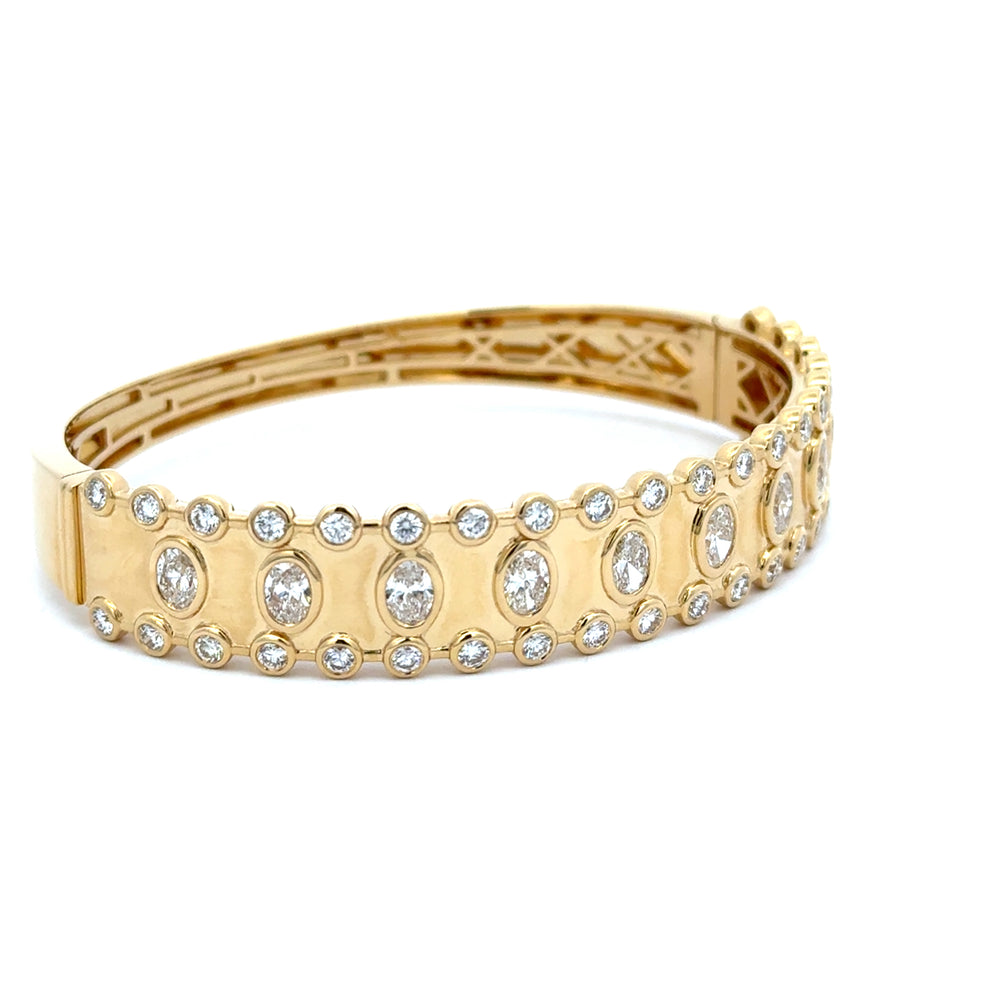 18K Yellow Gold Diamond Bangle Bracelet 4.20 Carat Oval & Round VS Diamonds