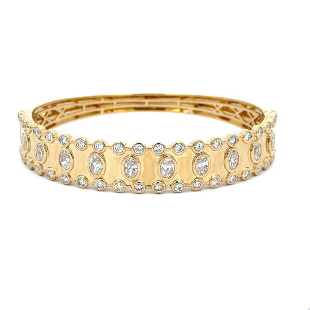 18K Yellow Gold Diamond Bangle Bracelet 4.20 Carat Oval & Round VS Diamonds