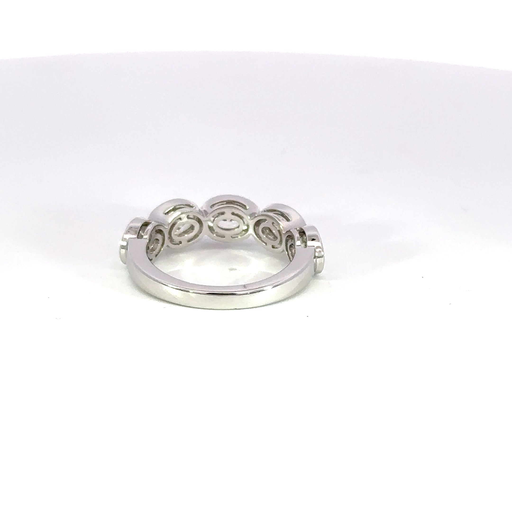 18kt wg Five East West Oval Di