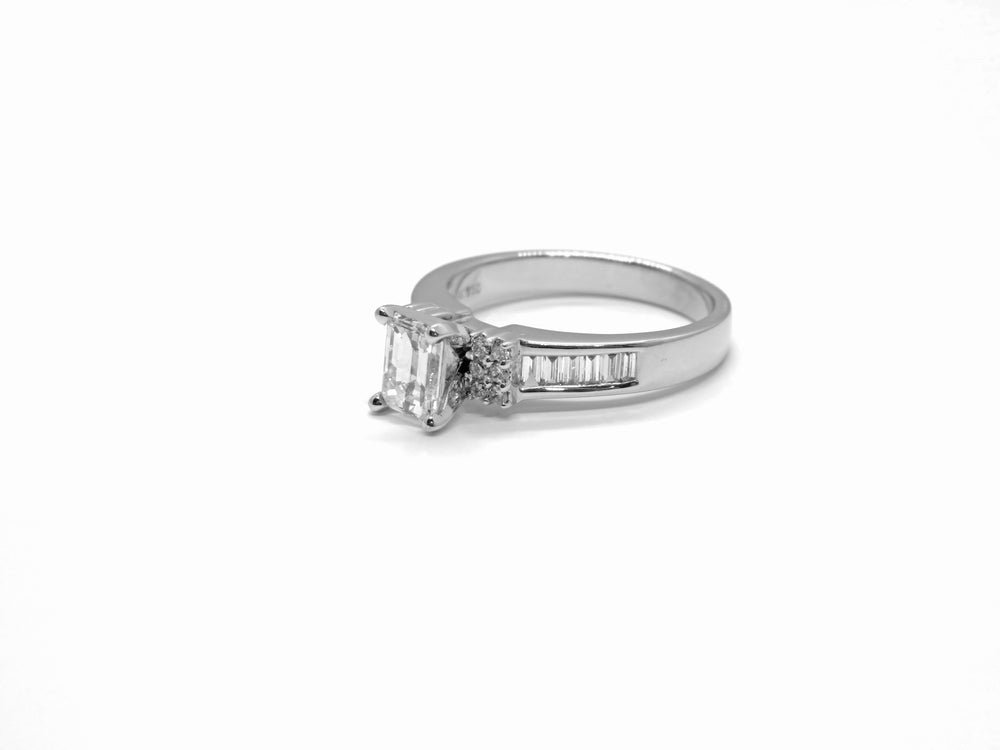 18k White Gold Diamond Engagement Ring