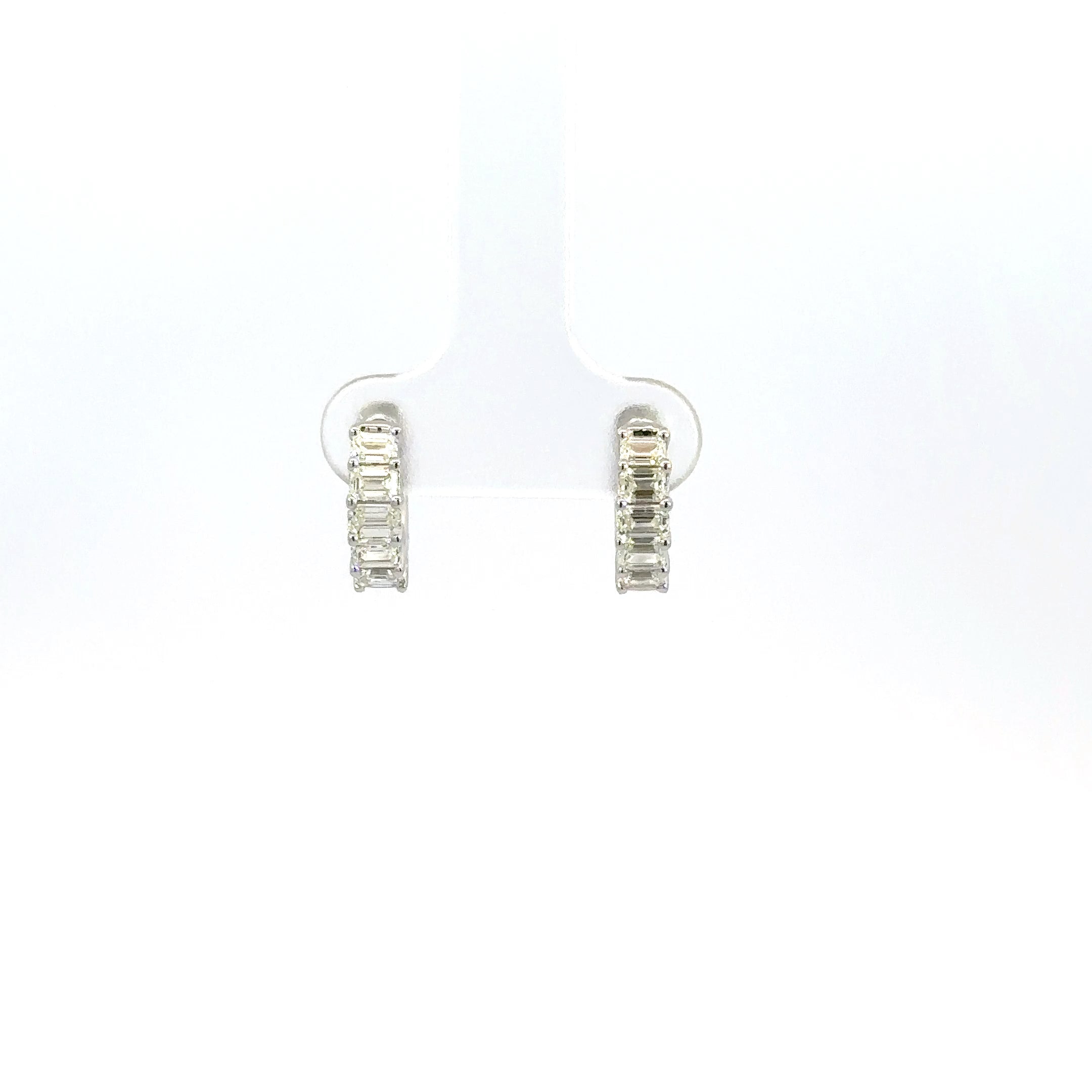 18k wg  prong set diamond hugg