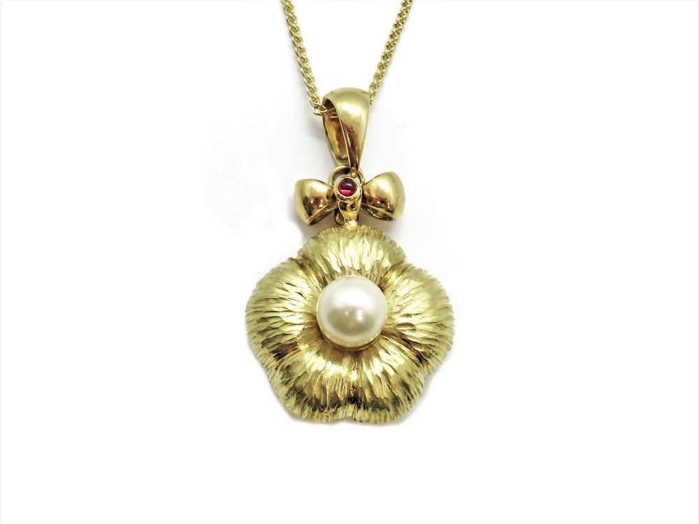 18kt Yellow Gold Flower Pendant with Pearl and Cabochon Ruby