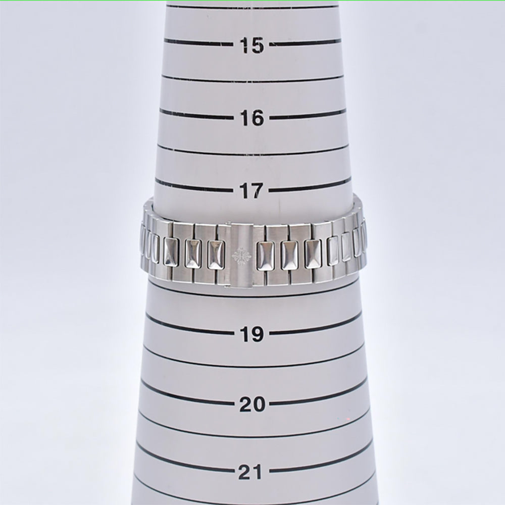 Nautilus Date 40mm Stainless Steel selfwinding  5711/1A-001