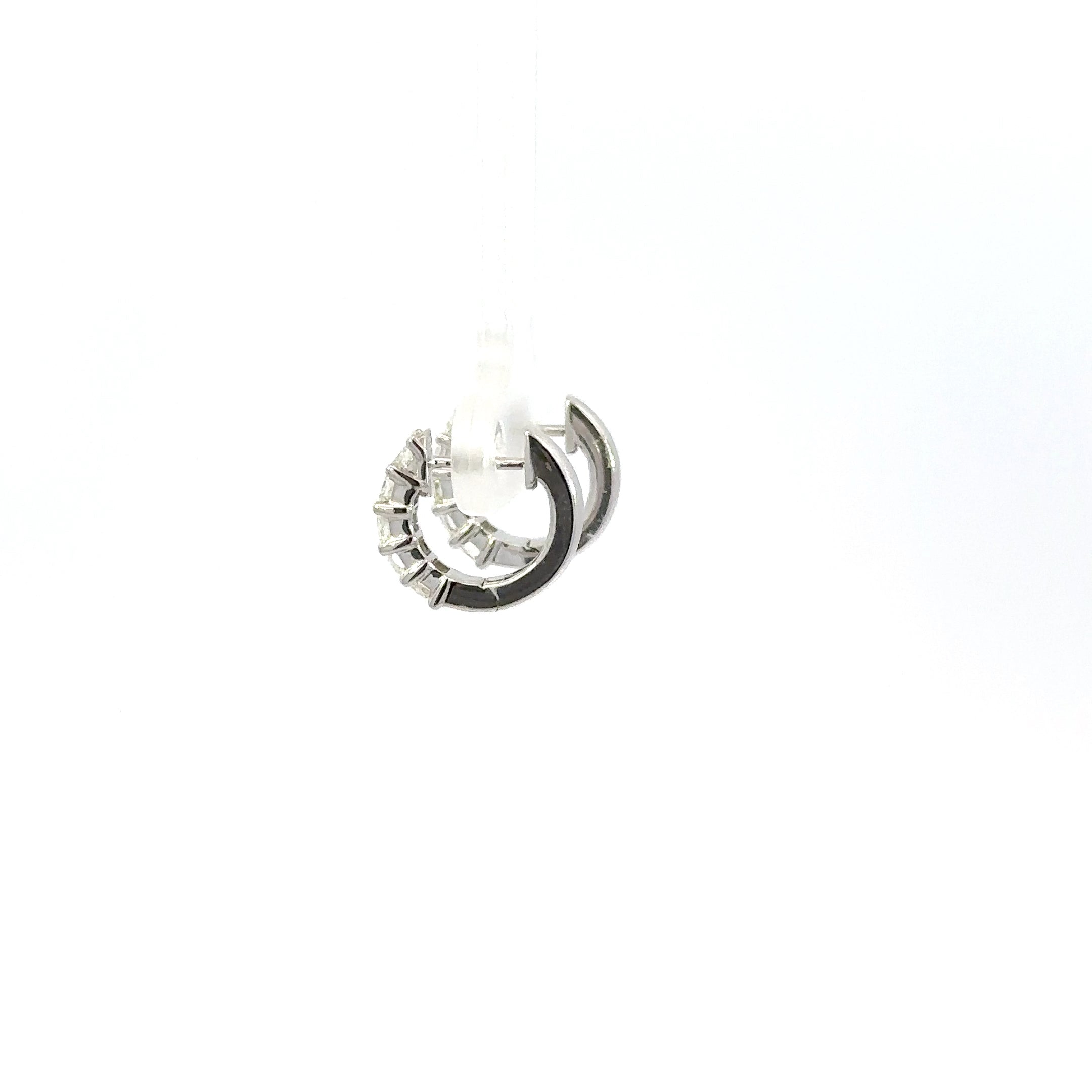 18k wg  prong set diamond hugg