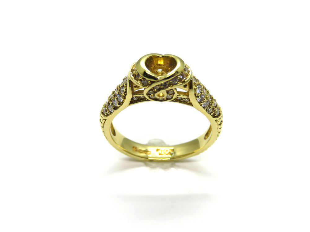 18kt Yellow Gold Fashion Ring with Emerald & Diamonds