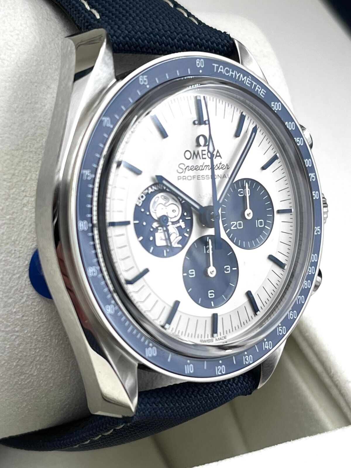 Omega Speedmaster Snoopy 310.32.42.50.02.001