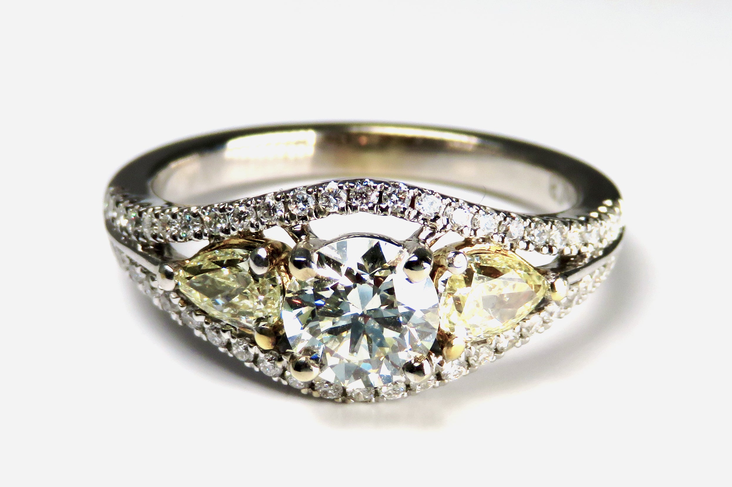 18kt White Gold Round Brilliant Cut Diamond Engagement Ring with Yellow Side Diamonds