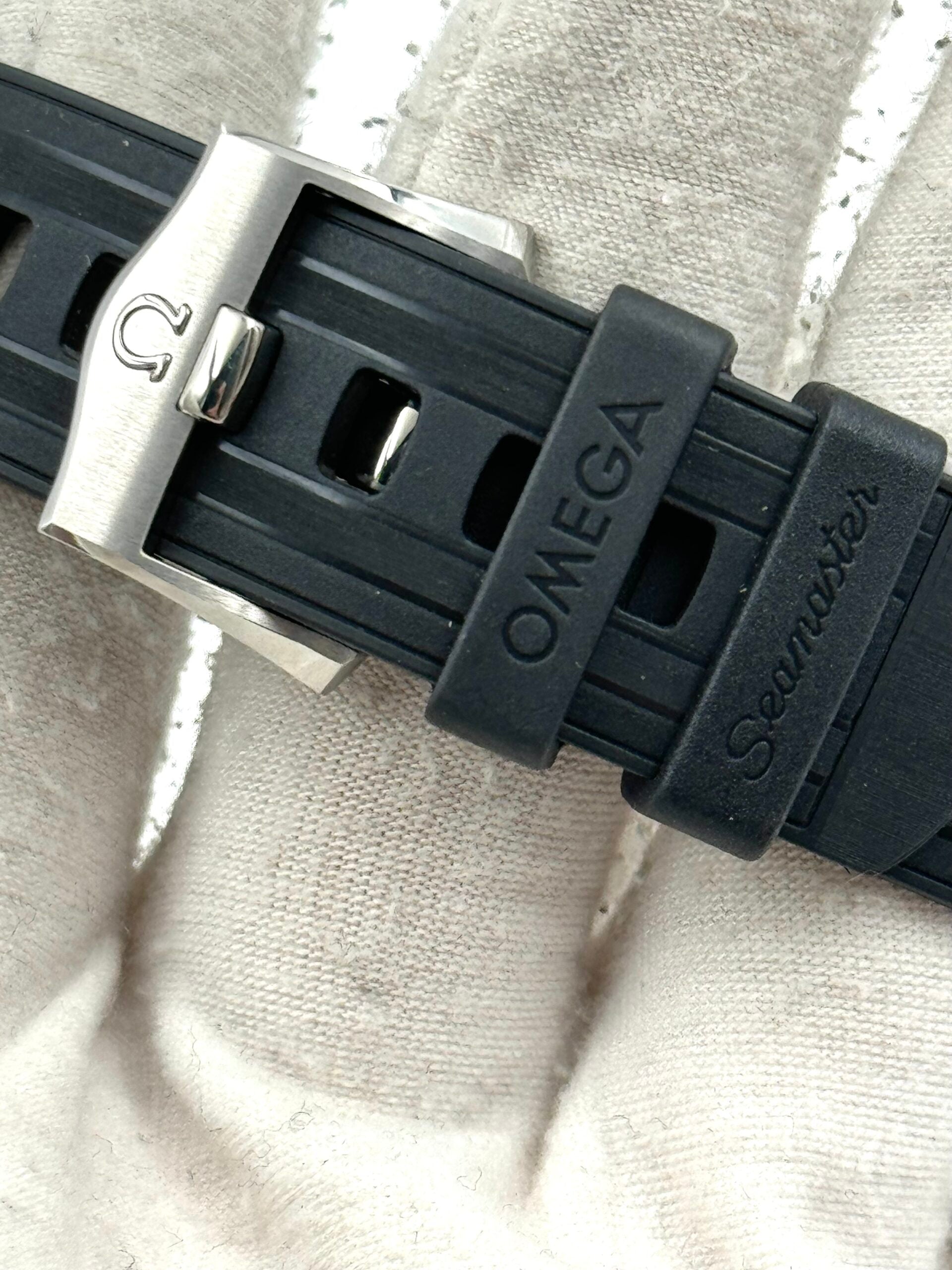 Omega Seamaster 300M 210.32.42.20.01.001