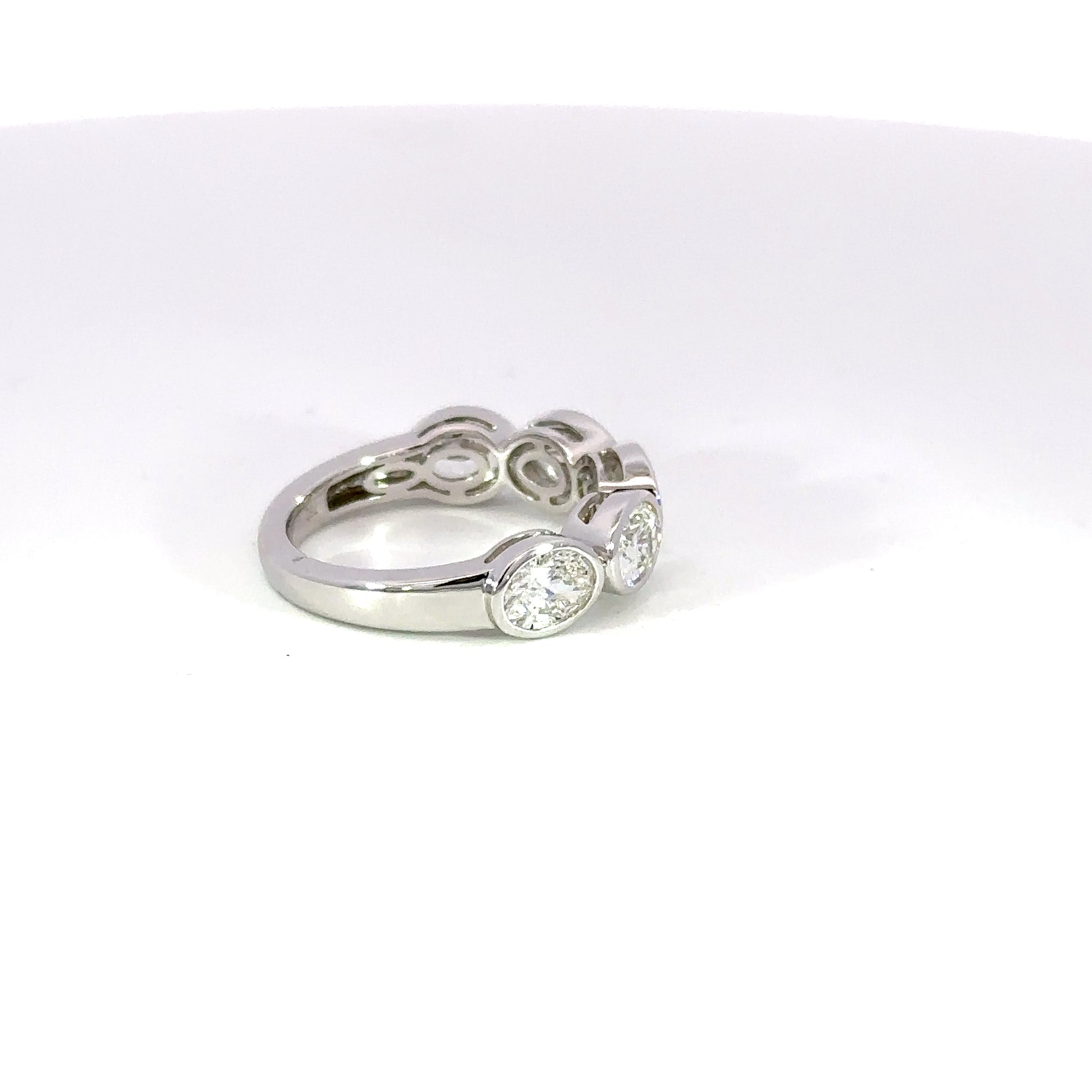 18kt wg Five East West Oval Di