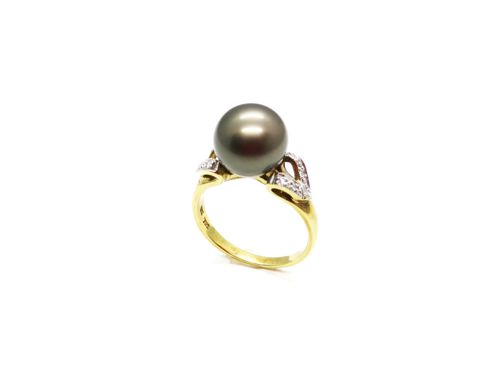 18kt Yellow Gold Black Pearl and Diamond Ring