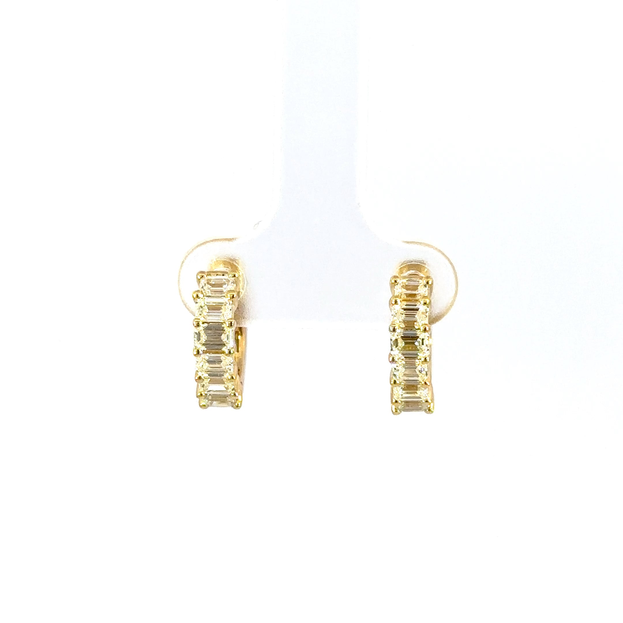 18k yg  prong set diamond hugg