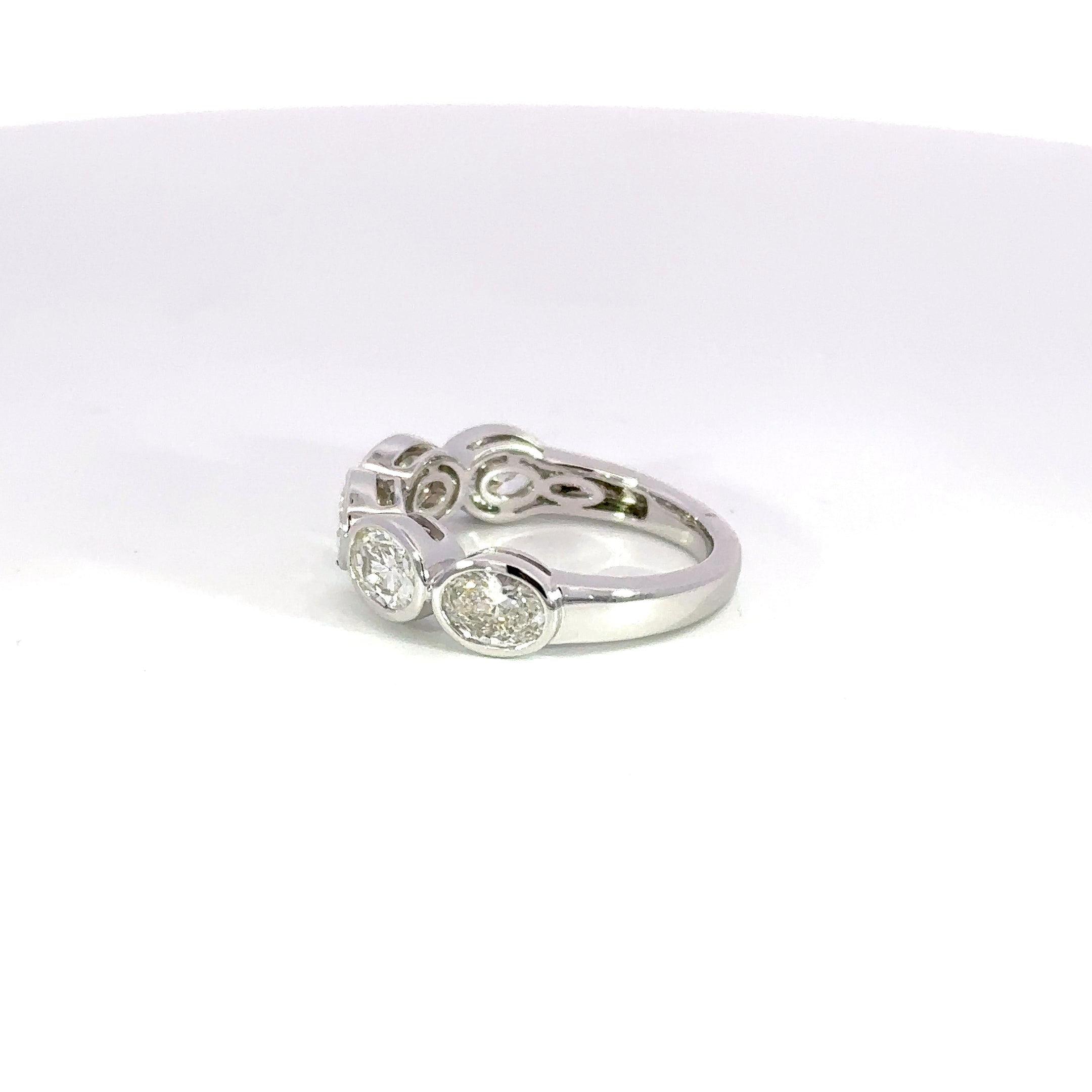 18kt wg Five East West Oval Di