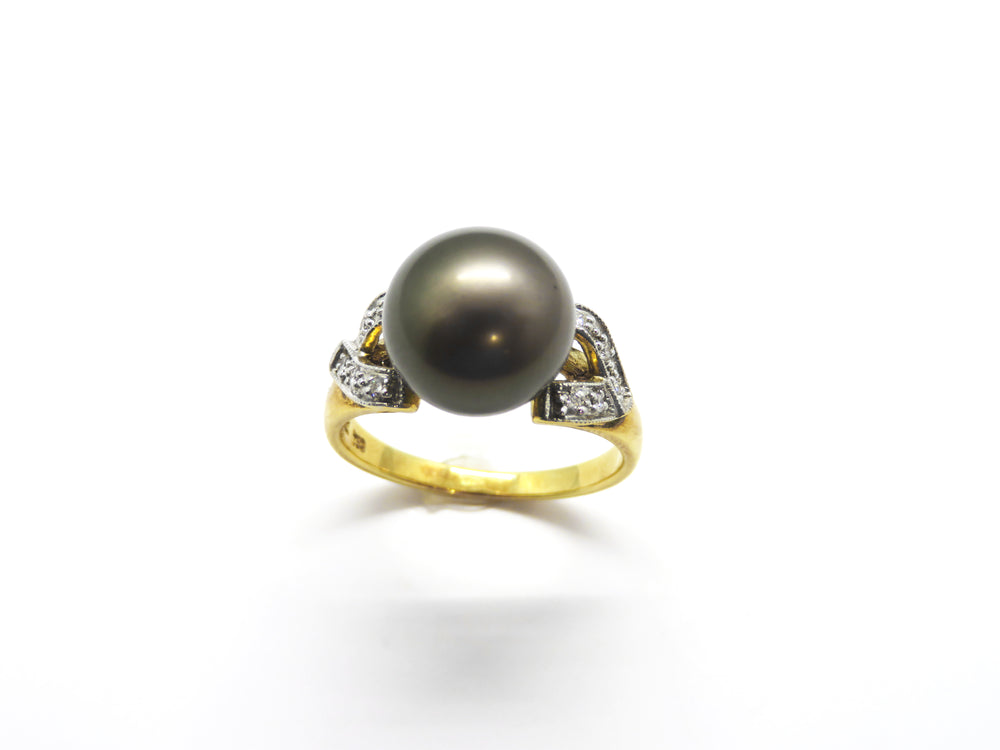 18kt Yellow Gold Black Pearl and Diamond Ring